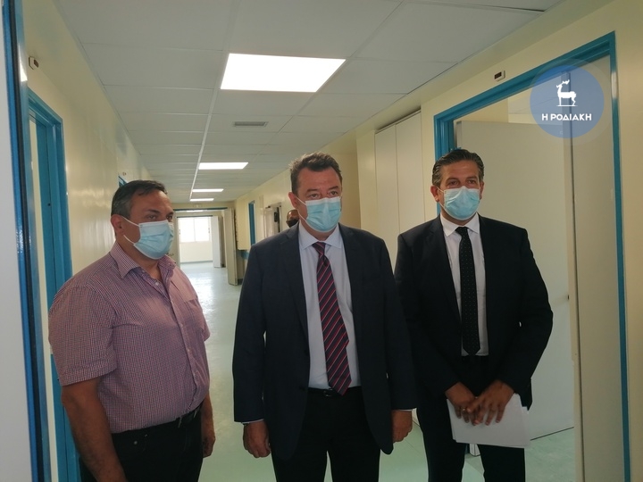 Από αριστερά οι κ.κ. Ρουμάνης, Ροιλός και Τσέρκης,  κατά την επίσκεψή τους χθες στο κτήριο που θα φιλοξενεί  πλέον το Κέντρο Υγείας Ρόδου