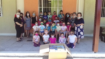 Ένα κιβώτιο με παιχνίδια στο Δημοτικό Σχολείο Παραδεισίου