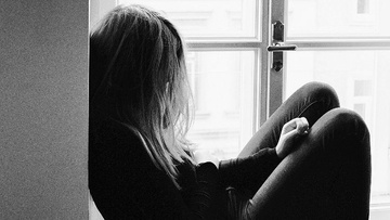 Ελένη και Καρολάιν: κορίτσια της διπλανής πόρτας-θύματα της έμφυλης βίας