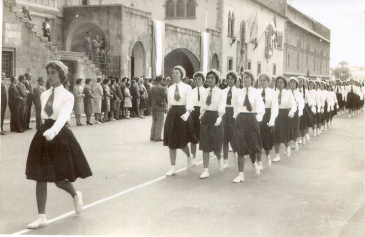 Φωτογραφίες μαθητριών Γ’ τάξης Καζουλλείου Γυμνασίου με ποδιά και με στολή παρέλασης μεγαλύτερων τάξεων