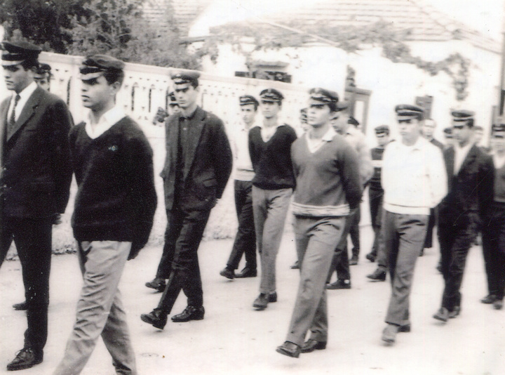  Φωτογραφία με μαθητές Στ’ τάξης Βενετοκλείου Γυμνασίου το 1963 στη συμμετοχή τους στον εορτασμό των Εισοδίων της Παναγίας στον Μητροπολιτικό Ναό