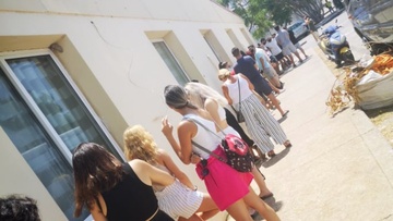 Στην ουρά μέσα στον ήλιο εκατοντάδες συμπολίτες μας για ένα rapid test