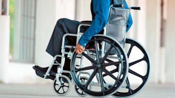 Σύγκρουση μοτοποδηλάτου με αναπηρικό αμαξίδιο