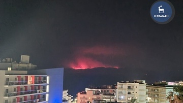 Μαίνεται η φωτιά στο Μαρμαρίς- Οι φλόγες ορατές από τη Ρόδο