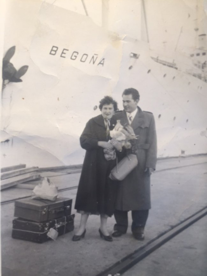 Η κ. Ουρανία Καραμίτσα συναντά στο λιμάνι τον μελλοντικό σύζυγό της κ. Χαράλαμπο Κουρουκλίδη Η φωτογραφία του κ. Φωτάκη