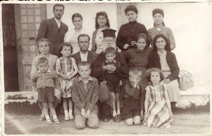 Οικογενειακή φωτογραφία την ημέρα αναχώρησης από τα Σιάννα το 1957. Η φωτογραφία είναι ευγενική  παραχώρηση  του  κ. Φωτάκη