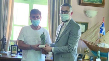 Στη Σύμη για ιδιωτική επίσκεψη ο πρέσβης της Αυστραλίας στη χώρα μας