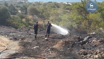 Υπό πλήρη έλεγχο έθεσαν οι πυροσβέστες τη φωτιά που ξέσπασε κοντά στις πηγές Καλλιθέας