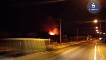 Φωτιά σε κολώνα της ΔΕΗ άφησε χωρίς ρεύμα περιοχή ανάμεσα σε Θολό και Δαματριά