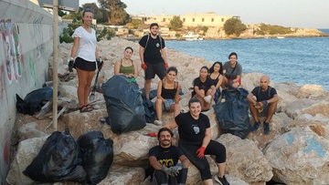 Εθελοντές καθάρισαν τα σκουπίδια ανάμεσα  στα βράχια στην περιοχή του Ζέφυρου