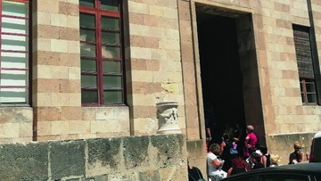 Συνωστισμός στα σκαλιά του δημαρχείου