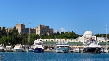 «Ένα νησί πλανήτης, πότε βόρειος και πότε νότιος» - Η Ρόδος του Μάκου Τσιμέττα