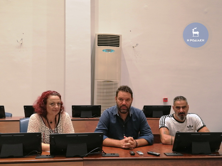 Η Ε. Σμυρνιού και ο Αλ. Κολιάδης στο κέντρο και ο Μ. Χατζηδημητρίου κατά τη διάρκεια  της χθεσινής συνέντευξης Τύπου