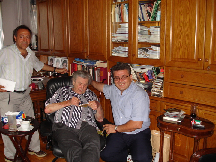 Ο Μίκης  Θεοδωράκης  με τους τότε  δήμαρχο  Αρχαγγέλου  κ. Αλέκο  Παππουρά (δεξιά) και  αντιπρόεδρο  Πολιτιστικού  Οργανισμού κ. Γιώργο Ντάκα