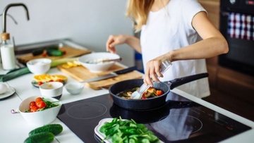 Μαγείρεμα: Τα συνηθισμένα λάθη που κάνουν το φαγητό σας επικίνδυνο