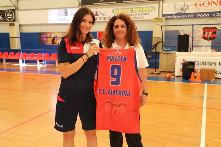 Η έφορος μπάσκετ του Διαγόρα,  Κωνσταντίνα Γεωργαλλή,  χάρισε μια φανέλα του Διαγόρα  στην κορυφαία Ελληνίδα αθλήτρια