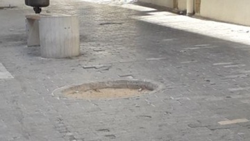 Σκηνές απείρου κάλλους στον πεζόδρομο Πλαστήρα εξαιτίας μιας... λακκούβας