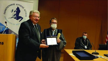 Επίδοση τιμητικής πλακέτας  στον Ελληνοαμερικανό εερουσιαστή Γκας Μπιλιράκης