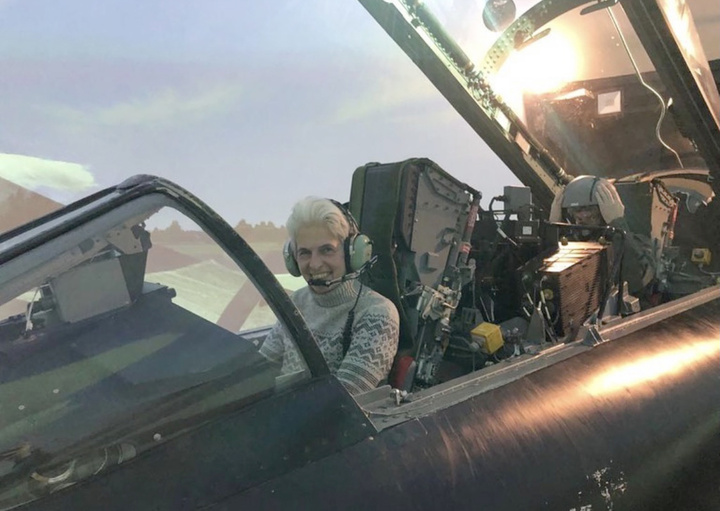 Η Μαρί Άγκνες Στρακ-Τσίμερμαν, «φαβορί» για την ανάληψη του γερμανικού  υπουργείου Άμυνας, σε μαχητικό αεροσκάφος της χώρας της