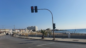 Έστριψαν και... έγειραν  οι φωτεινοί σηματοδότες στη Ρόδο