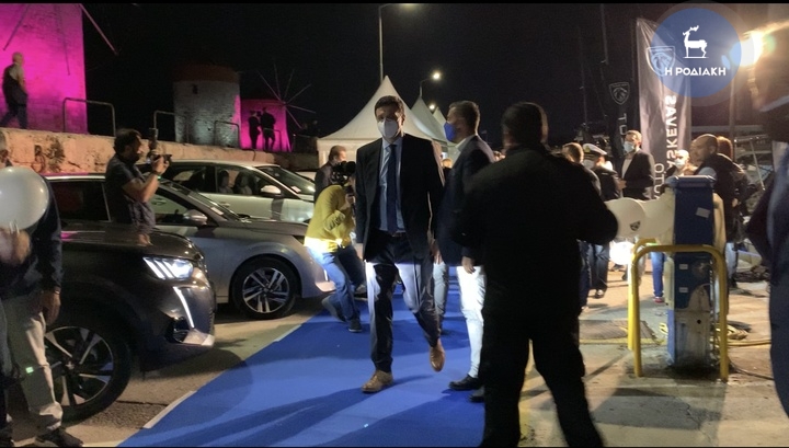 Ο υπουργός Τουρισμού κ. Βασίλης Κικίλιας κατά τη άφιξή του στα εγκαίνια του Aegean Yachting Festival
