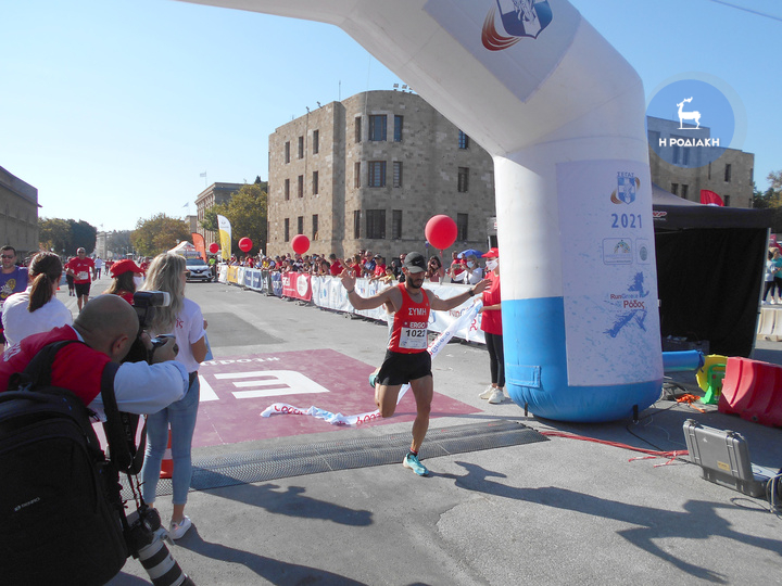 Ο μαραθωνοδρόμος Μιχάλης Χατζηιωάννου από τη Σύμη ήταν νικητής στα 10χλμ.