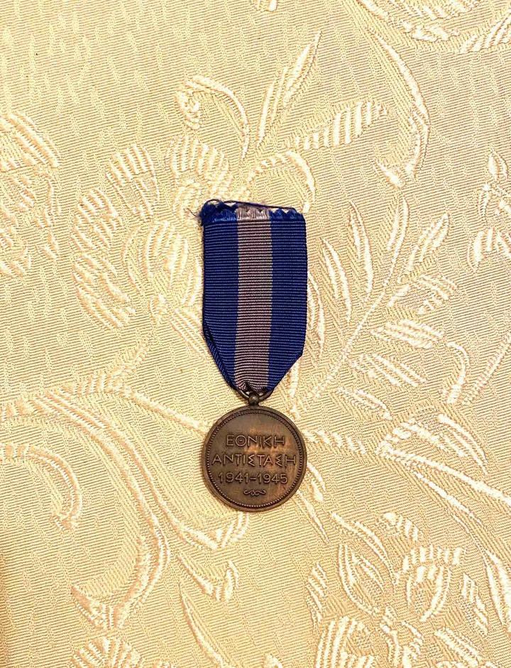 Το μετάλλιο ανδρείας που πήρε από τη Νομαρχία