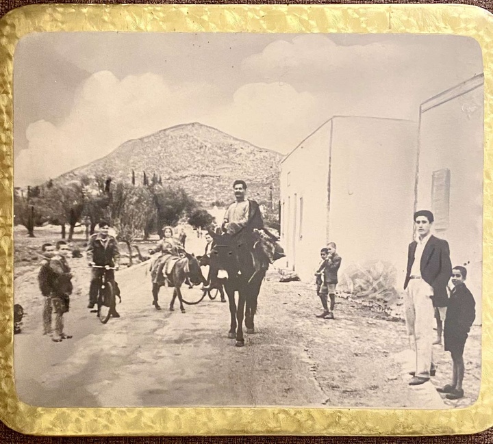 Εδώ μία φωτογραφία του 1949, καβαλάρης