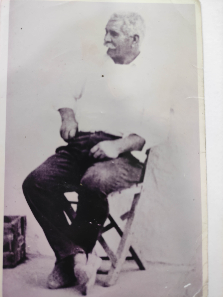 «Εδώ είναι ο πατέρας μου, το 1981, τη χρονιά που πέθανε»,  λέει ο γιος του Μιχάλης Μαυριός