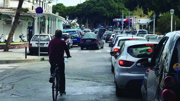 Πνίγεται το κέντρο της Ρόδου από τα τροχοφόρα!