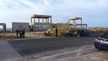 Γυναικοκτονία στην Κρήτη – Την ακινητοποίησε και άρχισε να τη μαχαιρώνει