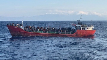 Στην Κω αποβιβάστηκαν τελικά οι 400 παράνομοι μετανάστες του φορτηγού πλοίου που ξεκίνησε από την Τουρκία