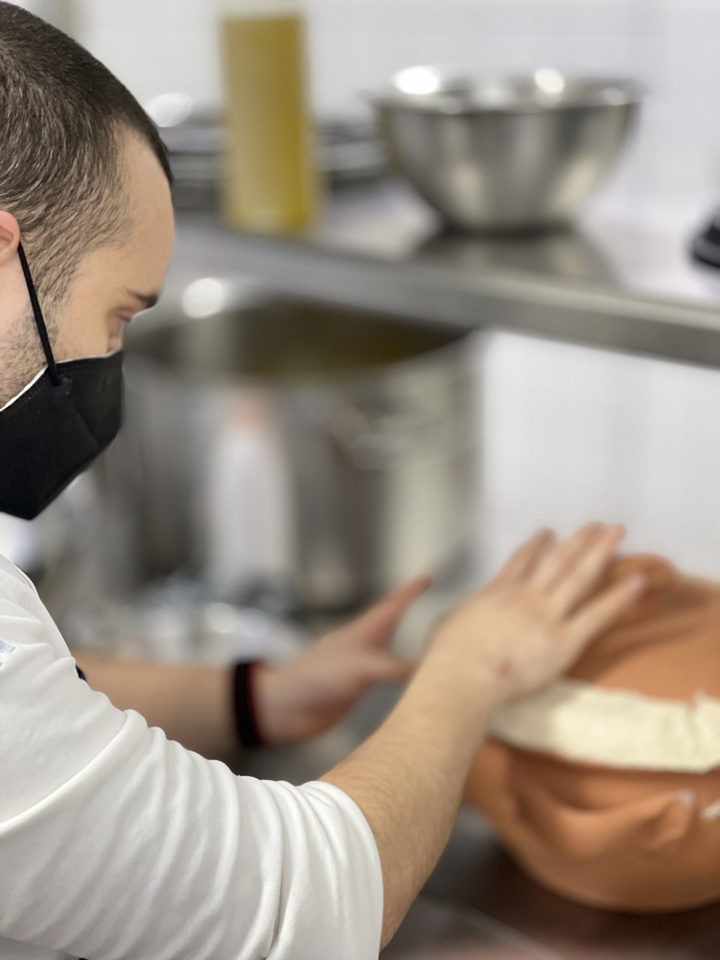 Ανδρέας Δερμάτης,  προετοιμάζοντας την παραδοσιακή λακάνη