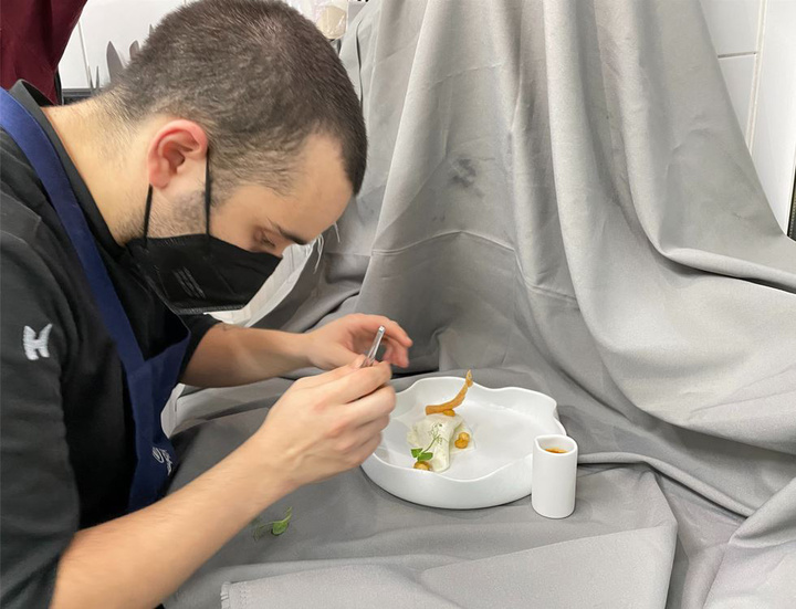 Ανδρέας Δερμάτης, προετοιμάζοντας  την καινοτόμα εκδοχή της λακάνης