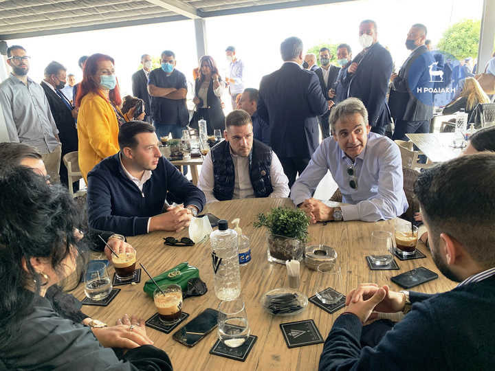 Ο πρωθυπουργός είχε μία μικρή ανάπαυλα και συζήτηση σε καφέ στη νέα μαρίνα