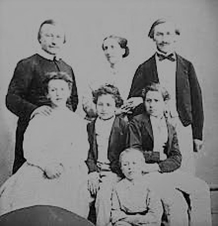 Η οικογένεια Martha. Από αριστερά ο πατέρας Αλφόνς, η μητέρα Julie Cuvillier, ο θείος Κοστάντ και  καθήμενοι τα παιδιά της οικογένειας Μαρία, Παύλος, Jules και ο μικρός Αλφόνς 