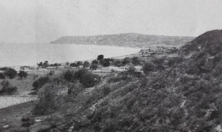 Ο κόλπος και το χωριό Τριάντα