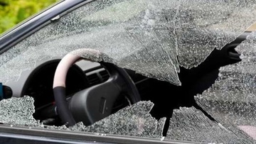 Έσπασε το τζάμι αυτοκινήτου  κι έκλεψε 40 ευρώ