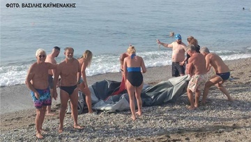 Οι λουόμενοι έβγαλαν μισοβυθισμένη βάρκα από τη θάλασσα