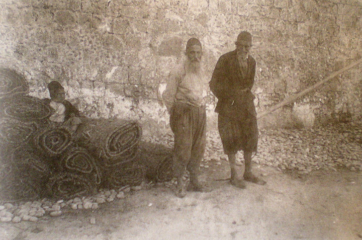 Ρόδος 1900. Εβραίοι της πόλεως. Πουλούν σετσετέδες