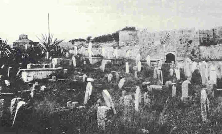 Η Πύλη Κοσκινού ή Κόκκινη Πόρτα με τα μνήματα  έξω από τα τείχη