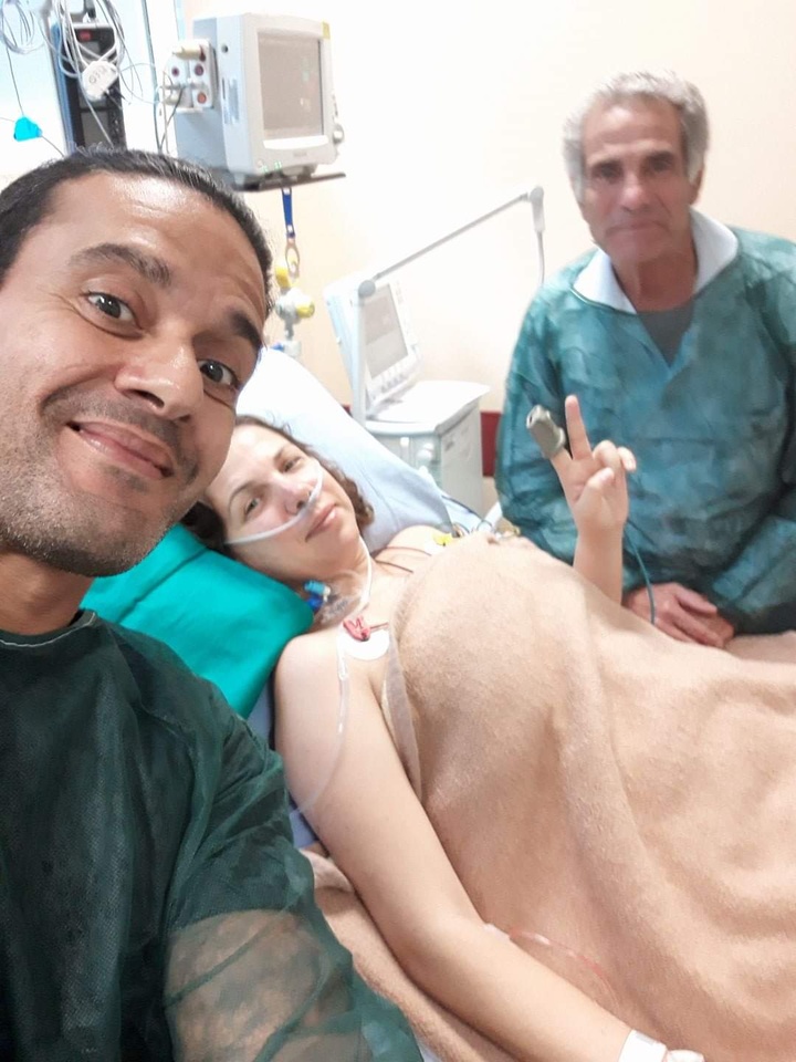 Με τον πατέρα της  και τον σύζυγό της  κάνει το σήμα της νίκης