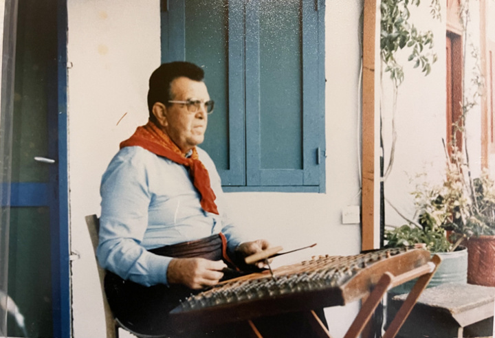 Ο παππούς του ο σαντουριέρης Μιχαήλος Μαχραμάς