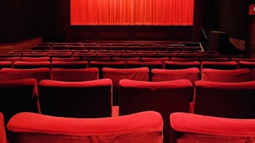 «Καλαμπόκι» και «κινητό» ενάντια στην απόλαυση μιας ταινίας στο σινεμά