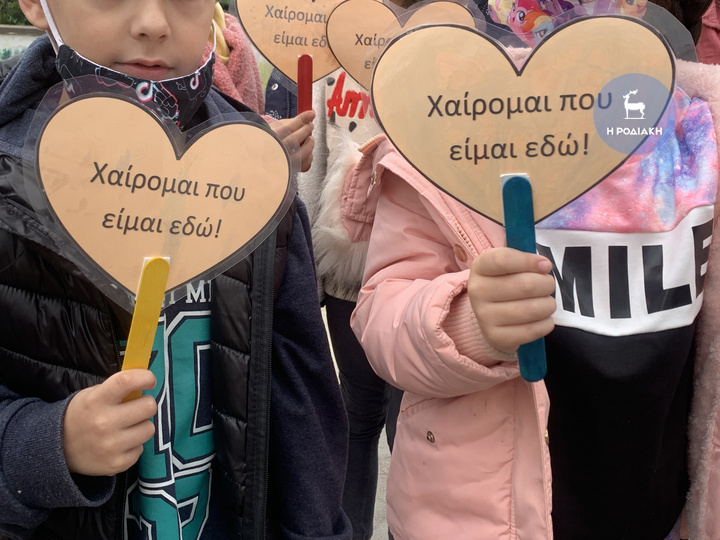 Οι μαθητές με τις ζωγραφιές τους