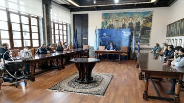 Παράσταση διαμαρτυρίας στο Δημαρχείο από τους γονείς μαθητών του Γενναδίου