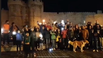 Πραγματοποιήθηκε ο χριστουγεννιάτικος  περίπατος με φαναράκια από τη Φλόγα Ρόδου