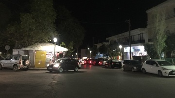 O μελαγχολικός χριστουγεννιάτικος στολισμός της Ρόδου και οι επιμελώς ατημέλητες πλατείες