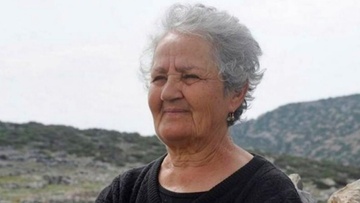 Κυρά Ρηνιώ: «Γράφουν πως με έβαλαν με το ζόρι να κάνω το εμβόλιο για να πεθάνω και να πάρουν οι Τούρκοι το νησί»
