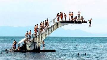 Το τραμπολίνο της Ρόδου ανήρτησε στο Instagram η Apple